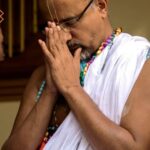 sri guruji praying